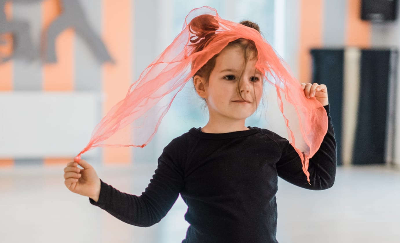 Illustration, deux enfants font du théâtre
